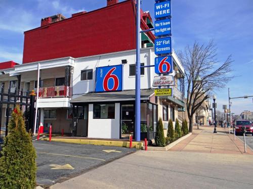 ein Gebäude mit einem Schild davor in der Unterkunft Motel 6 Baltimore MD in Baltimore