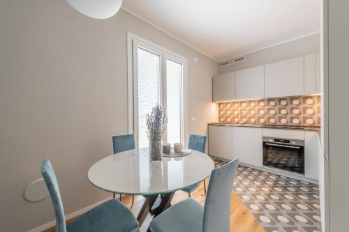 uma cozinha e sala de jantar com mesa e cadeiras em Le Dimore di Giò em Ortona