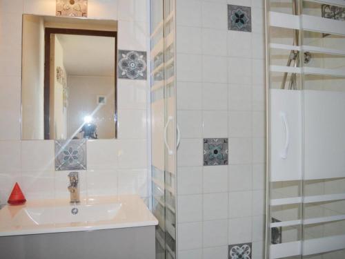 une salle de bain avec un lavabo et une douche avec un miroir dans l'établissement Appartement 2 pièces avec piscine et parking à Narbonne Plage - FR-1-229B-73, à Narbonne
