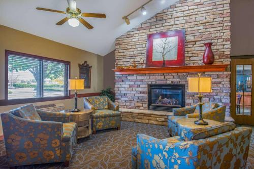 Uma área de estar em AmericInn by Wyndham Windsor Ft. Collins