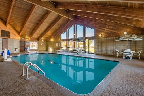 A piscina localizada em AmericInn by Wyndham Windsor Ft. Collins ou nos arredores