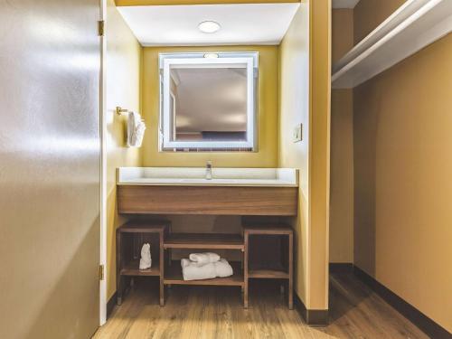 een badkamer met een wastafel en een spiegel bij La Quinta by Wyndham San Francisco Airport West in Millbrae