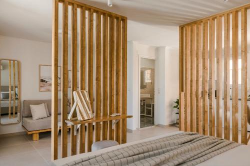 1 dormitorio con 1 cama con tabique de madera en Theseus Seafront House en Sami