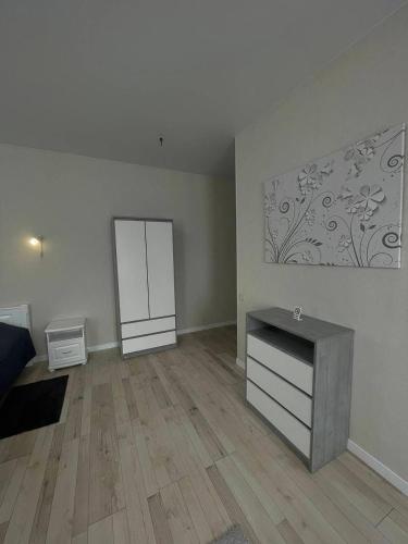 an empty living room with a table and a mirror at Готель Elisavetgrad in Kropyvnytskyi
