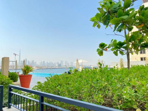 une clôture bleue avec vue sur la ville dans l'établissement LC22 - Elegant 1BR with beach access in La Cote Building, à Dubaï