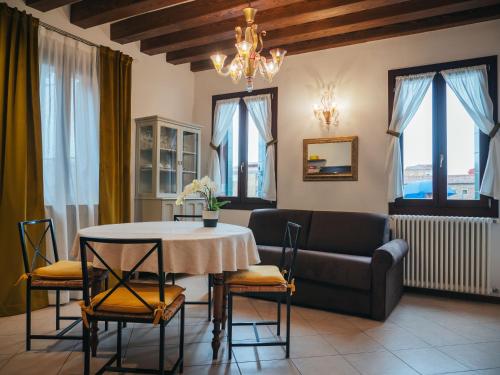 sala de estar con mesa y sofá en Ca' Mazzega, en Murano
