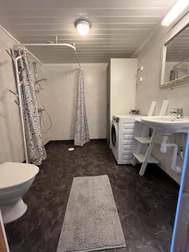 A bathroom at Rovor och Rum Lägenhet Rännet