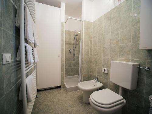 a small bathroom with a toilet and a shower at Ca' Mazzega in Murano