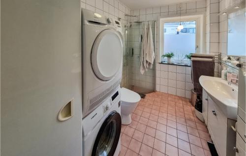 - un lave-linge dans la salle de bains pourvue d'un lavabo dans l'établissement Pet Friendly Home In Uddevalla With Sauna, à Uddevalla