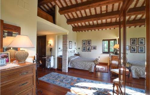 un ampio soggiorno con due letti e un tavolo di Villa Chibo a Corridonia