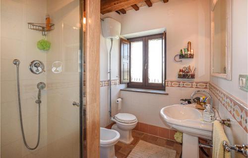 La salle de bains est pourvue de toilettes, d'un lavabo et d'une douche. dans l'établissement Villa Chibo, à Corridonia