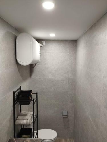 Apartamento blanco y negro en el centro
