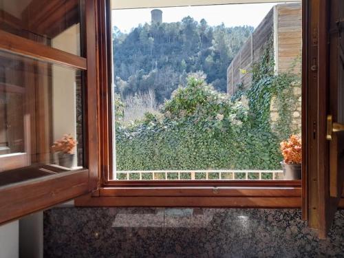 ein Fenster mit Bergblick in der Unterkunft Apartamento rural Muga in Sant Llorenç de la Muga