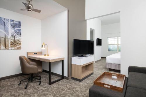 TV a/nebo společenská místnost v ubytování SpringHill Suites by Marriott Williamsburg