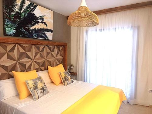 A bed or beds in a room at Cloud Tropical - Piscina climatizada - Gym Privado