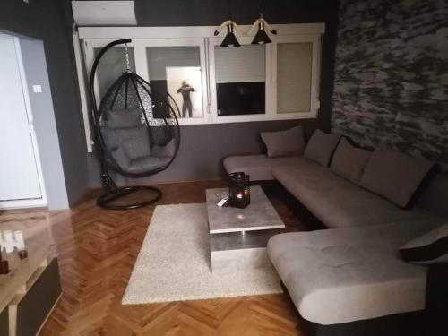 ein Wohnzimmer mit einem Sofa und einem Spiegel in der Unterkunft Fenix1 in Knjazevac.