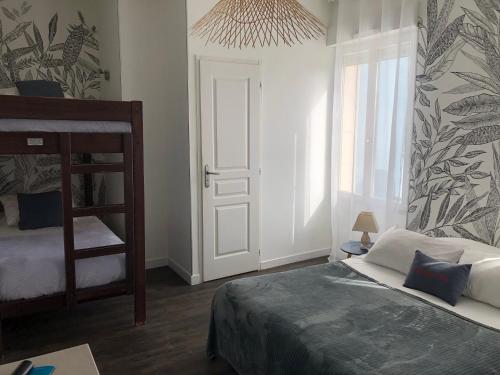 Ένα ή περισσότερα κρεβάτια σε δωμάτιο στο Hôtel Restaurant L'Atelier des Cousins
