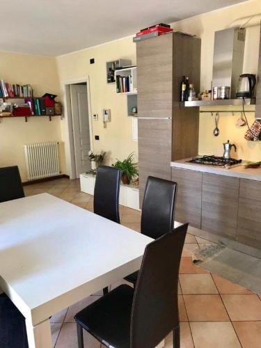 a kitchen with a table and chairs in a room at Appartamento centro storico Conegliano in Conegliano