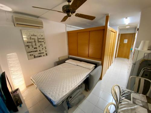 una cama de hospital en una habitación con techo en Apartamento con servicios, piscina y parking privado máx 4 pax, en Salou