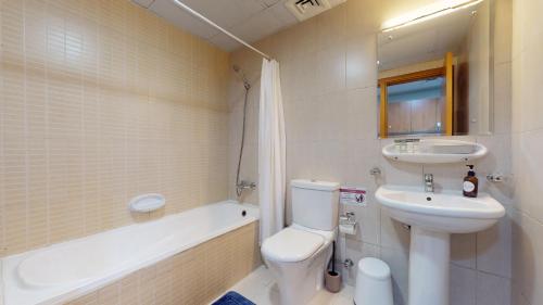 y baño con lavabo, aseo y bañera. en LS10-Well Designed Studio In Lake Side Tower A en Dubái