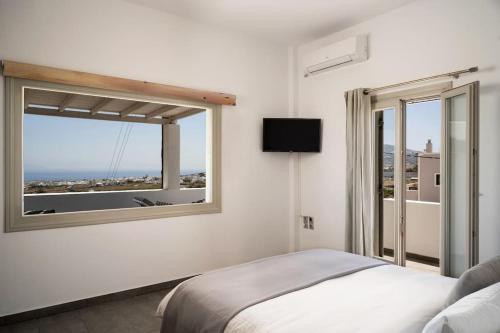 In the heart of Fira & free pool - Nychteri suite photo 2