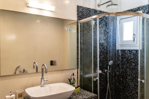 In the heart of Fira & free pool - Nychteri suite