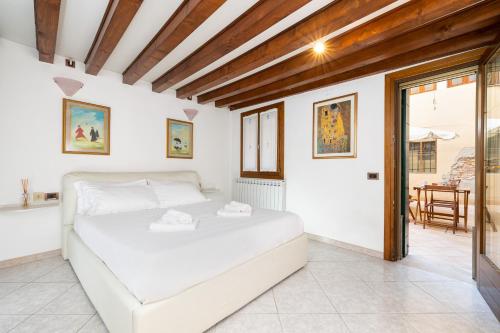 A bed or beds in a room at Ca Giardini Apartments in Biennale by Bricola Apartments