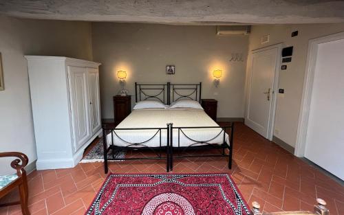 a bedroom with a bed and a red rug at B&B Piccolo Hotel in Cortona