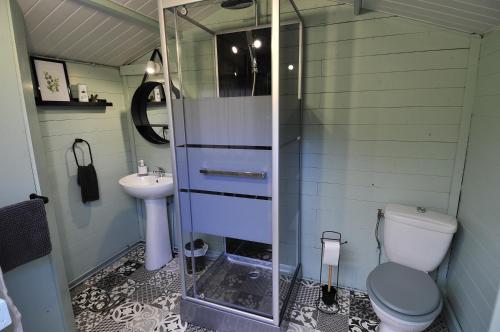 La salle de bains est pourvue d'une douche, de toilettes et d'un lavabo. dans l'établissement yourte-kota-etretat, aux Loges