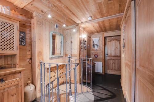 um quarto com painéis de madeira e uma parede de madeira em Résidence Chalets Des Bois em Chamonix-Mont-Blanc