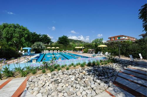 O vedere a piscinei de la sau din apropiere de Residence Le Palme