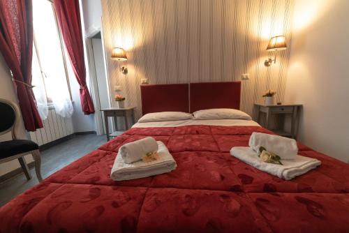 ローマにあるチェント パッシ ダル ヴァティカーノのベッドルーム1室(大型赤いベッド1台、タオル付)