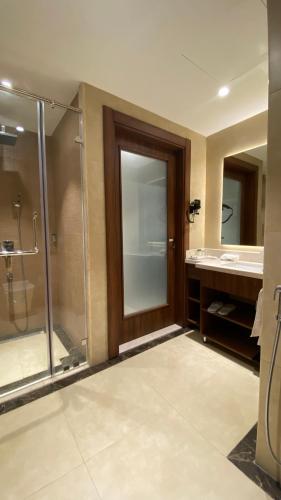 Ένα μπάνιο στο فندق رويال فيستا Royal Vista Hotel