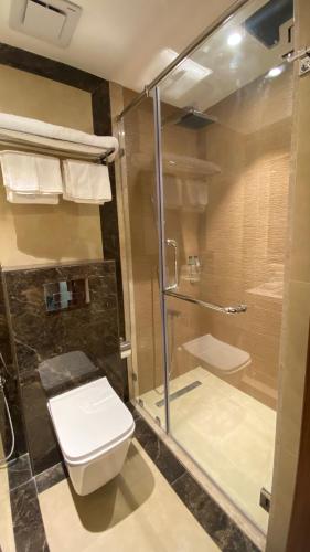 Ένα μπάνιο στο فندق رويال فيستا Royal Vista Hotel