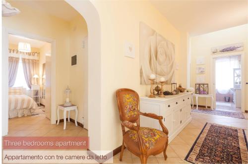 LongareにあるNina Guest Houseの白いドレッサーと椅子が備わる客室です。