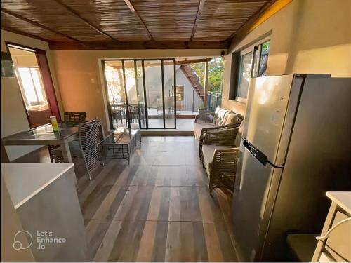 Beachfront Villa by M&H في تامارين: مطبخ مع ثلاجة وغرفة معيشة