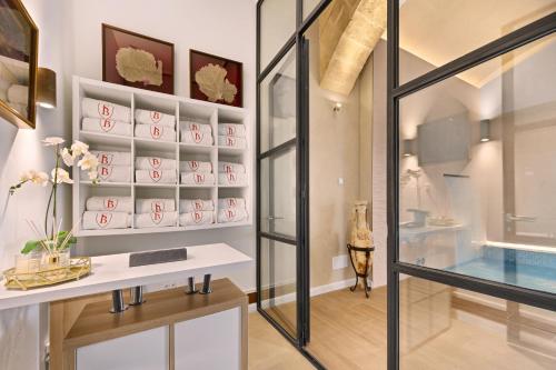 Habitación de cristal con mesa y pared de cristal en Finca Sa Bastida Luxury Retreat & Spa Adults Only en Sant Joan