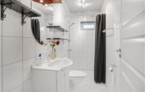 Koupelna v ubytování Pet Friendly Apartment In Allinge With House Sea View