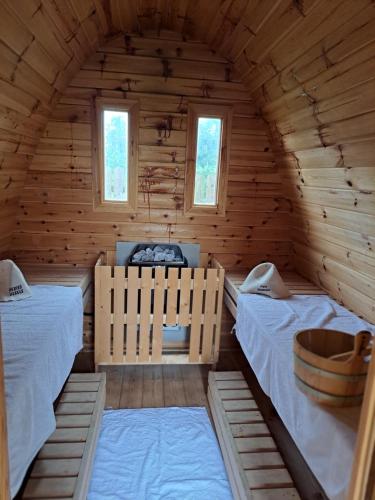 Habitación con 2 camas en una cabaña de madera en The Ranch Cabin, en Rathdowney