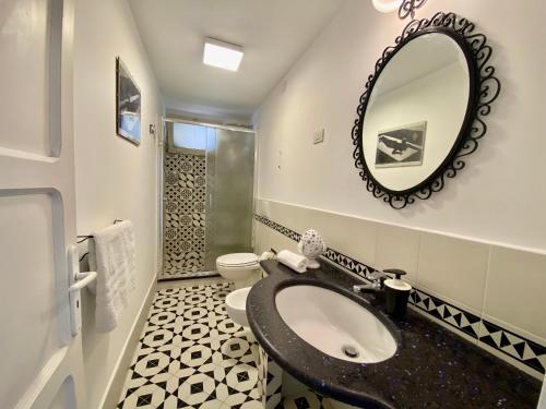 A bathroom at Giardino Eden Villa
