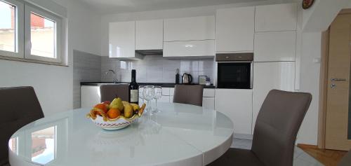 Cuisine ou kitchenette dans l'établissement Apartmani Pavlović