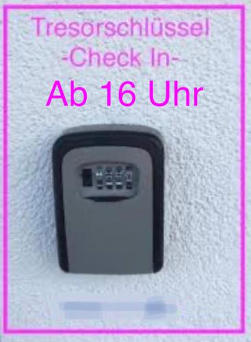 ein Bild eines Handys auf einer Schachtel in der Unterkunft By Stelwag in Bermatingen