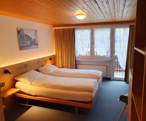 Postel nebo postele na pokoji v ubytování Adler Hotel