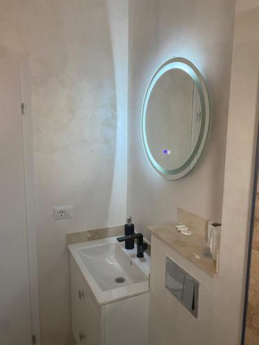 La salle de bains est pourvue d'un lavabo et d'un miroir. dans l'établissement Apartament Timisoara 4, à Timişoara