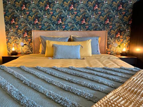 ein Schlafzimmer mit einem großen Bett mit Blumentapete in der Unterkunft B&B Casa Oceo - Málaga - Andalusië in Alhaurín de la Torre