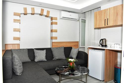 uma sala de estar com um sofá e uma mesa em Life Span Harbiye em Istambul