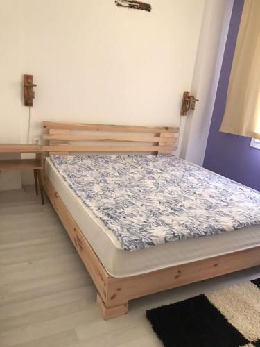 1 cama en una habitación junto a un escritorio en mumcular apartment, en Bodrum City