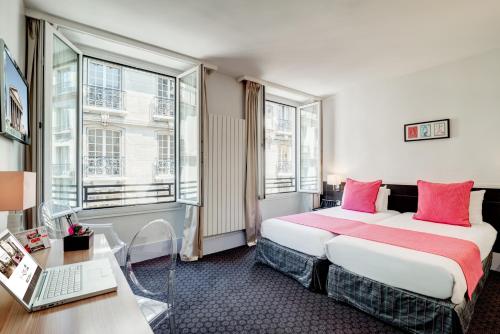 Säng eller sängar i ett rum på Hotel Caumartin Opéra - Astotel