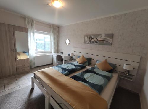 泰爾格特的住宿－Ferienwohnung "Am Radweg"，一间卧室设有一张大床和一个窗户。