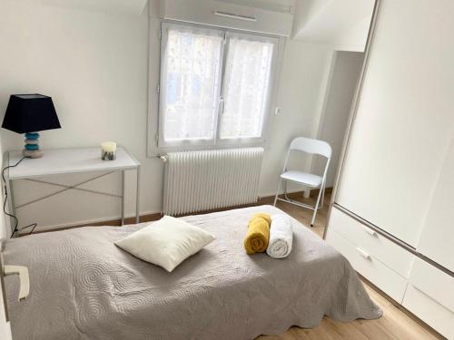 um quarto com uma cama com duas toalhas em Lovely 2 Bedroom House Close to Paris, Airports and Disneyland - LAGNY SUR MARNE em Lagny